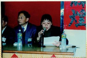 五8、1996年2月14日在首届“劲力人”获奖者石丽娥（现劲力集团副总裁）代表获奖者讲话。