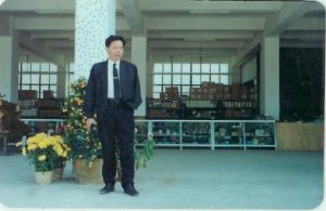 六1、1992年郑卓辉在自己公司拥有上千平米的经营商场前踌躇满志，正酝酿着一种全新的经营方式。